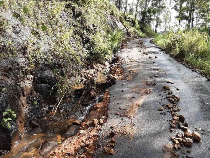Head Road at Carneys Creek remains closed